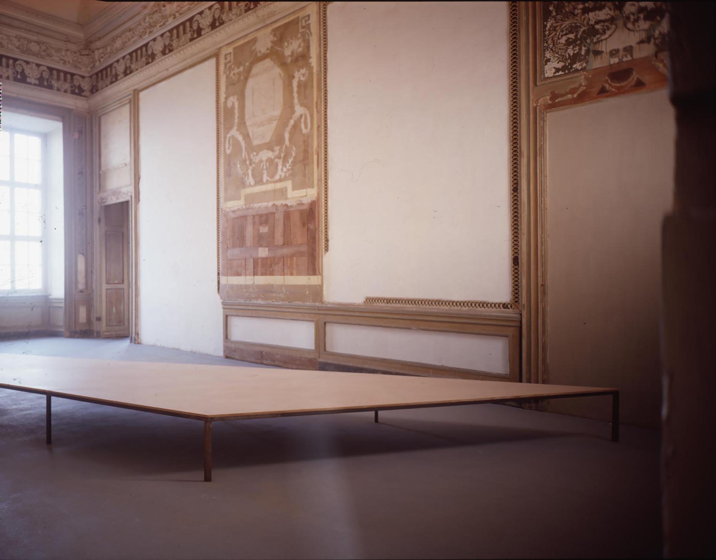 Mario Merz, Auf dem Tisch, der hineinstosst in das Herz, 1974